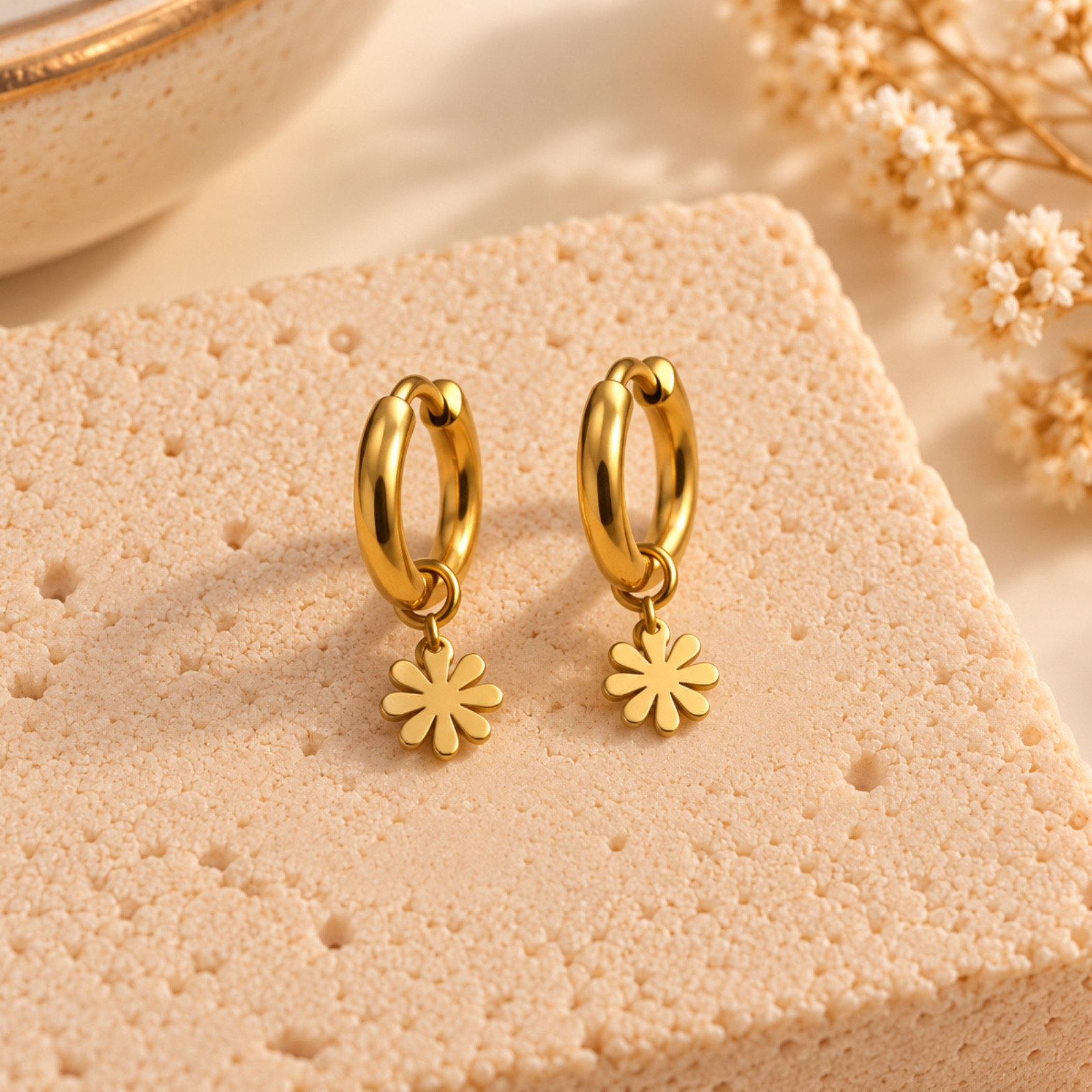 Aretes Flor de Luna 🌸 — Dorado