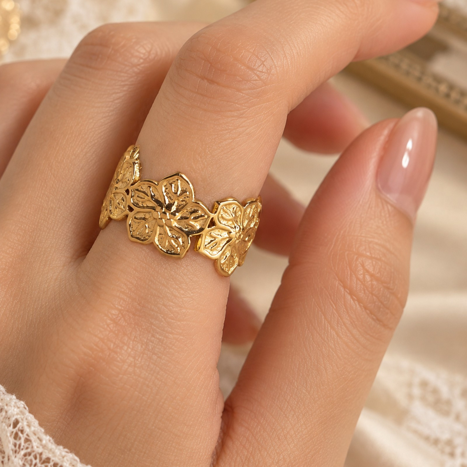 Anillo Corona de Flores Doradas